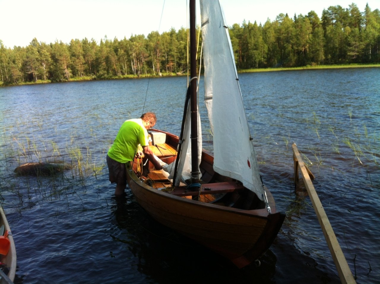 Vanha purjevene ja purjehtija Sinettäjärvellä