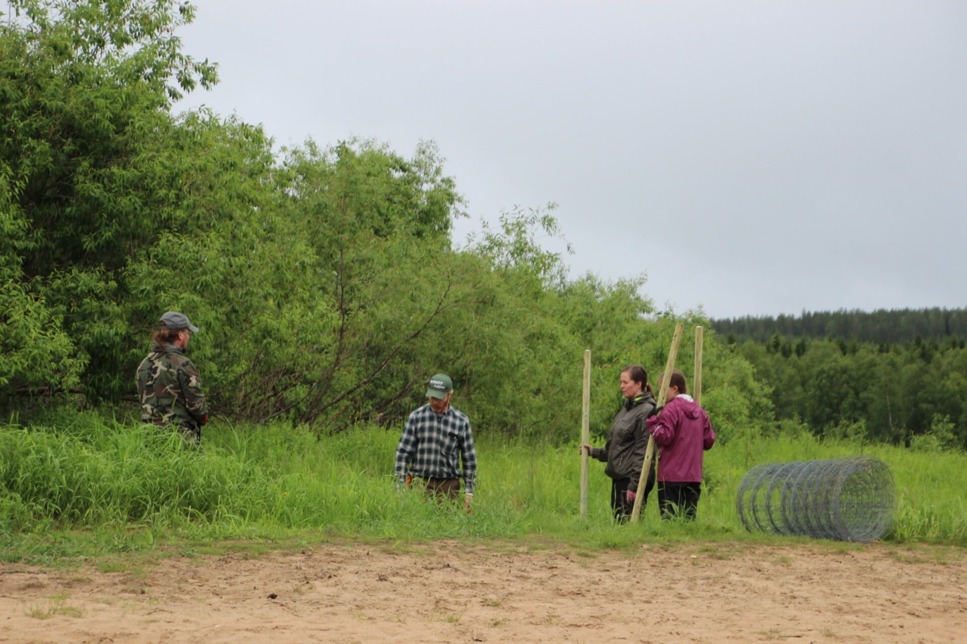Kyläyhdistyksen aktiiveja lampurin apuna Lietesaaressa Nivankylässä (c) Piia Juntunen-Laakso 2019