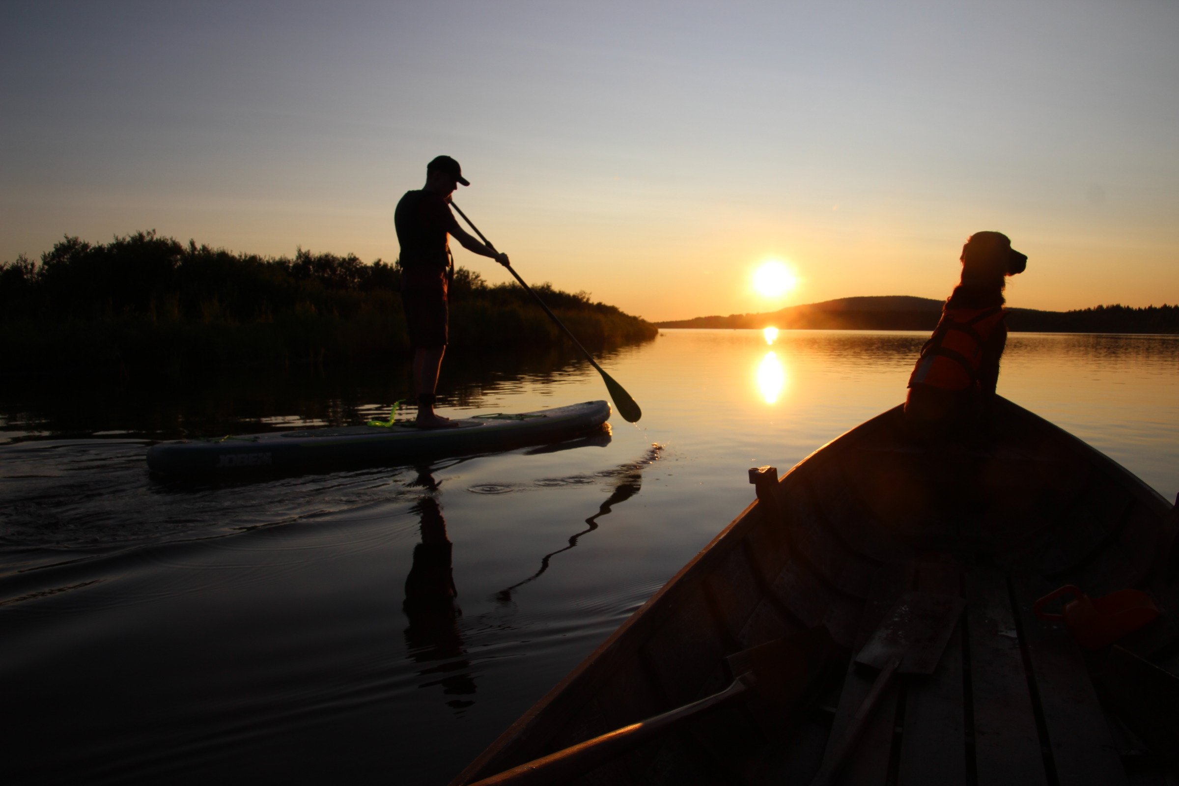 Sup-lautailua keskiyön auringossa Nivankylässä (c) Piia Juntunen-Laakso