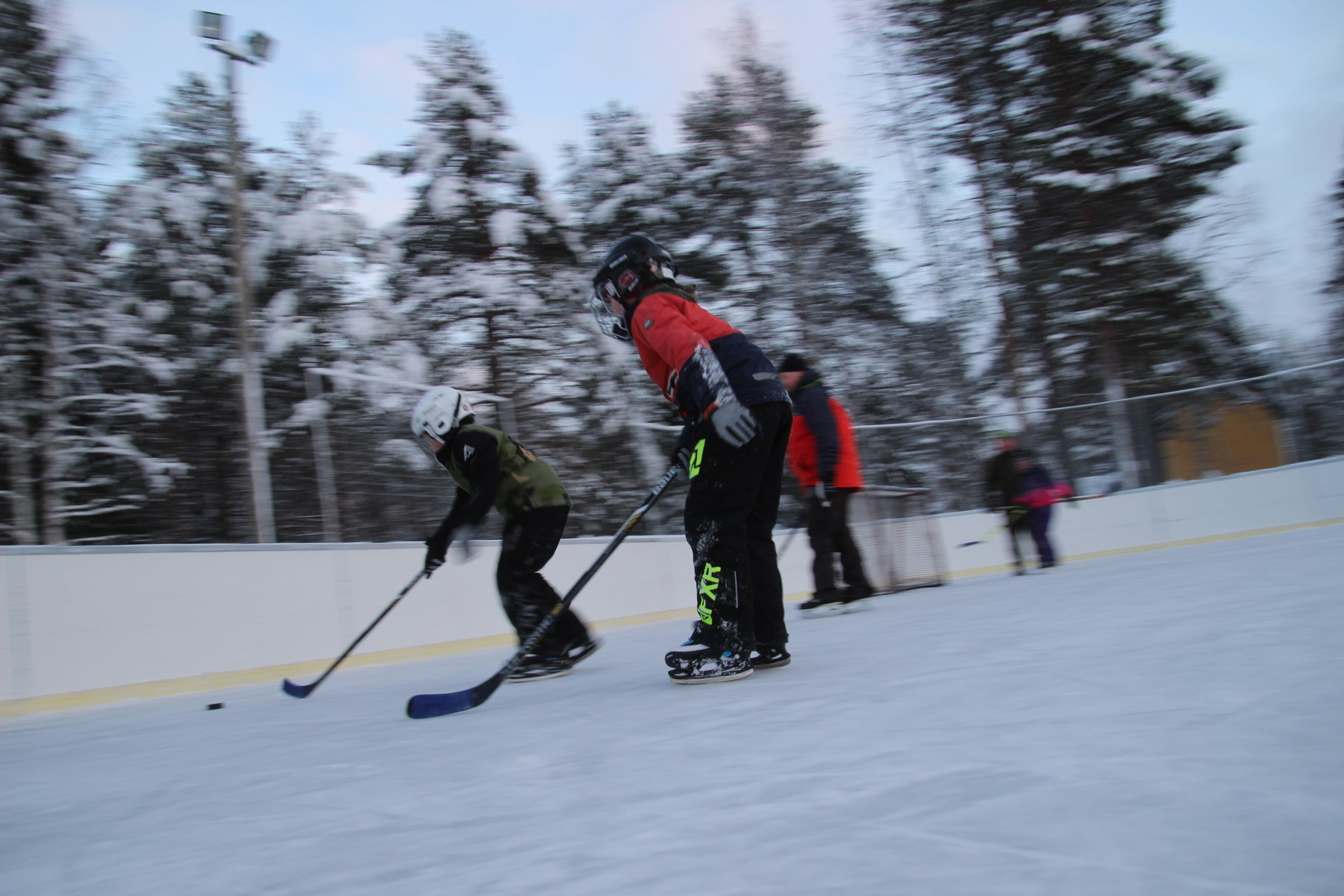 Jääkiekkoa tammikuisena sunnuntaina Nivankylässä (c) Piia Juntunen-Laakso 2021